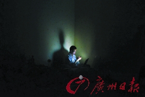 深夜时分，很多年轻人睡前都喜欢玩手机。广州日报记者 葛宇飞、卢政摄