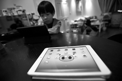 儿童接触电子设备催生很多问题。青年报记者 吴恺 摄